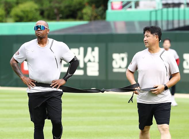 외국인 투수 로에니스 엘리아스와 곽현희 컨디셔닝 코치. SSG 제공