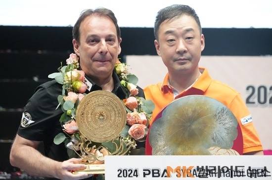 우승한 산체스(왼쪽)와 준우승 엄상필이 시상식서 트로피를 들고 나란히 기념촬영하고 있다.