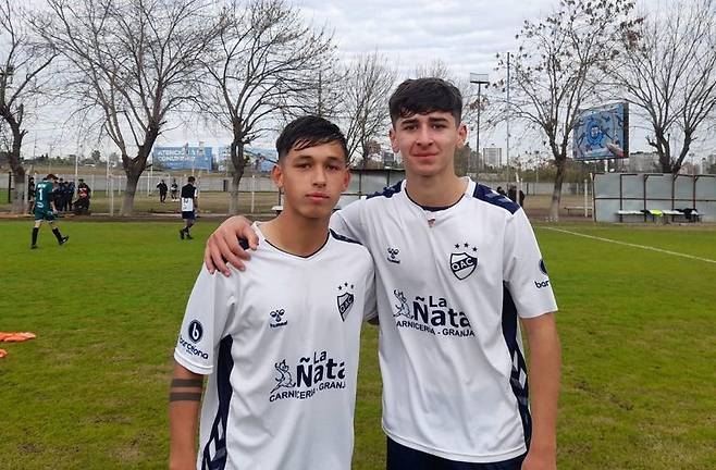 아르헨티나의 산티아고 푸조(왼쪽)는 2024 서울 EOU컵 U-19 국제축구대회에서 가장 주목받는 스타다. 아르헨티나 2부 킬메스 소속으로 2선과 3선을 오가는 왼발잡이 미드필더로 각광받고 있다. 사진제공|킬메스 공식 SNS