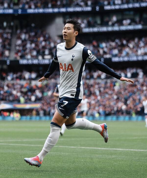 사진=토트넘 홋스퍼. 손흥민이 프리미어리그에서 가장 높은 수치에 올라 있다는 기록이 공개됐다. 축구 통계 매체 '후스코어드 닷컴'은 27일(한국시간) “손흥민은 이번 시즌 프리미어리그(PL)에서 다른 어떤 선수보다 파이널 써드 지역에서 더 많은 볼 점유(6)를 확보했다”고 전달했다.