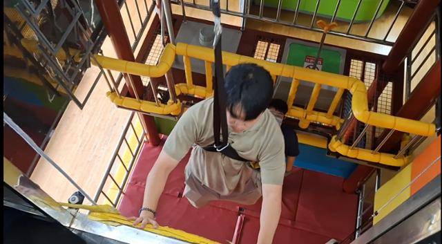 27일 서울 광진구 광나루 안전체험관에서 기자가 완강기 체험을 하고 있다. 세 번째 시도 만에 정확한 자세로 하강할 수 있었다. 이정혁 기자