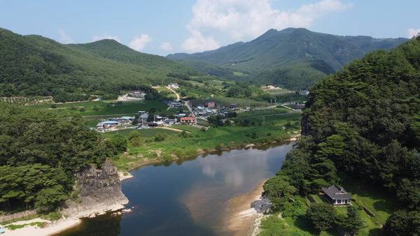 왕모산성길 출발지인 경북 안동시 도산면 가송리 낙동강 변의 고산정 모습이다. 강 왼쪽 암봉은 고산이며 오른쪽 정자 뒤 벼랑은 가송협인데 원래 능선으로 연결되어 있었다. 용이 꼬리를 쳐 갈라 굽어 돌던 물길을 바로 폈다는 이야기가 있다.(드론촬영)