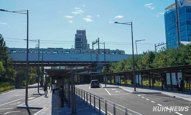 버스와 승객들 기다리는 당산역광역환승센터