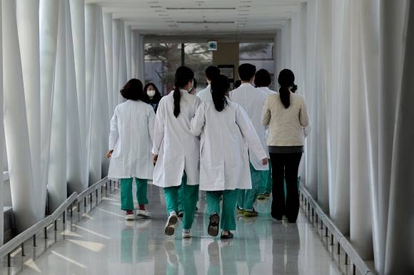 서울의 한 대학병원에서 이동하는 의료진. 연합뉴스