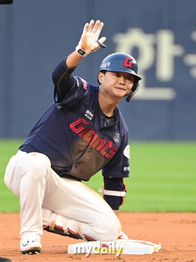 2024년 8월 31일 서울 잠실구장에서 '2024 신한 SOL Bank KBO리그, 롯데 자이언츠와 두산 베어스의 경기가 열렸다. 롯데 손호영이 3회초 1사 1루서 2루타를 친 뒤 기뻐하고 있다./잠실 = 유진형 기자 zolong@mydaily.co.kr