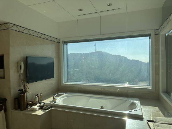 화장실에서는 남산뷰를 즐길 수 있다. 노스윙 객실은 응접실에서는 시티뷰를 화장실에서는 남산뷰를 즐길 수 있다.