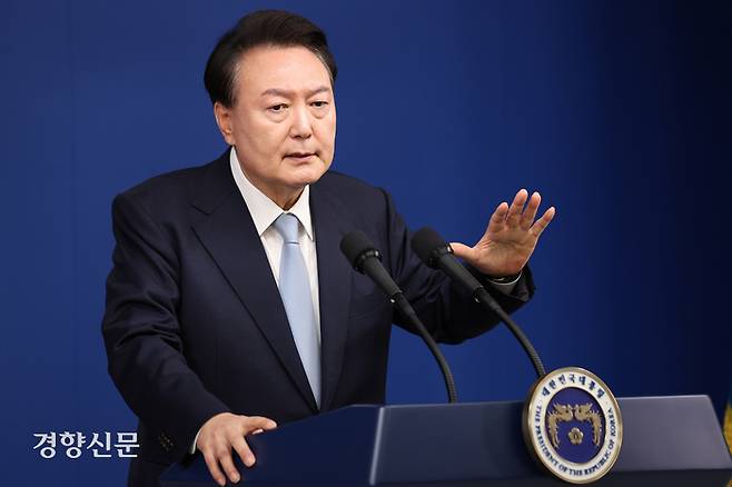 윤석열 대통령이 지난달 29일 용산 대통령실 브리핑룸에서 국정브리핑에 이은 기자회견에 참석해 질문에 답하고 있다. 김창길 기자