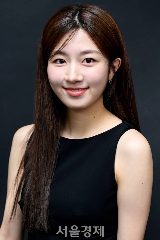 배우 이한주가 서울경제스타 인터뷰에 앞서 포즈를 취하고 있다. 김규빈 기자