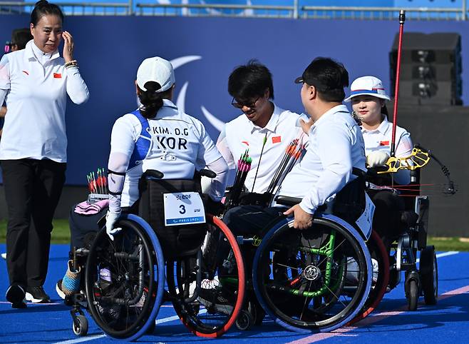 양궁 대표팀 김옥금과 박홍조가 2일(현지시간) 프랑스 파리 앵발리드에서 열린 2024 파리 패럴림픽 양궁 W1 혼성 단체전 동메달 결정전에서 이탈리아에 패하며 메달 획득에 실패했다. 사진 | 대한장애인체육회