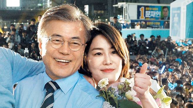 문재인 전 대통령과 딸 다혜씨가 2017년 서울 광화문광장에서 열린 대선 유세 현장에서 함께 사진을 찍고 있다. 당시 다혜씨는 “평생 인권·노동 변호사로 사셨던 아버지는 늘 자신에게 엄격하라고 강조했다”며 “저와 저희 가족들은 이 자리에서 스스로에게 엄격하게 본분을 지키면서 살겠다”고 했다. /뉴시스