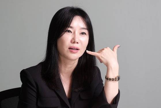 지난 6일 만난 이현서 대표가 인생의 분기점이 된 남동생과의 통화에 대해 설명하고 있다. 트럼프 대통령뿐 아니라 에르나 솔베르그 노르웨이 총리 등 전세계 정상과 수없이 만난 그는 "북한에선 김일성 김정일 김정은 3대 수령과 악수만 해도 인생역전"이라며 "북한과 달라 신기했다"고 말했다. 강정현 기자