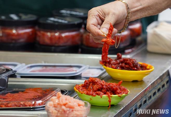 2일 서울 중구 서울광장에서 열린 '2024 추석 농수특산물 서울장터'에서 한 시민이 명태회젓갈을 맛보고 있다.