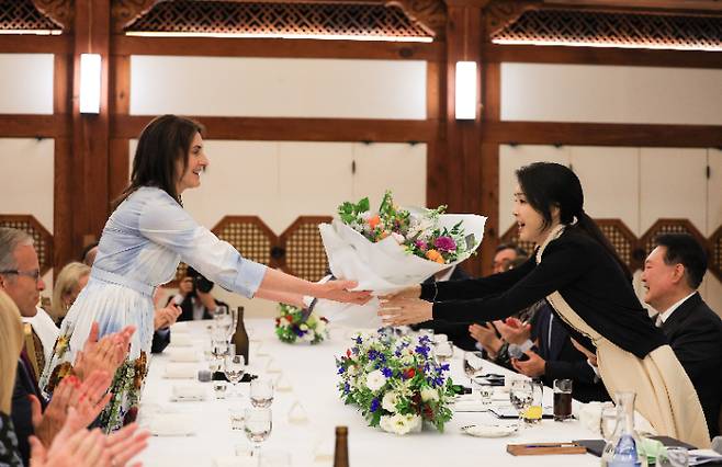 윤석열 대통령의 부인 김건희 여사가 2일 청와대 상춘재에서 열린 미국 연방 상원의원단 및 배우자 초청 만찬에서 빌 해거티 상원의원의 배우자로부터 생일 축하 꽃다발을 받고 있다. 대통령실 제공