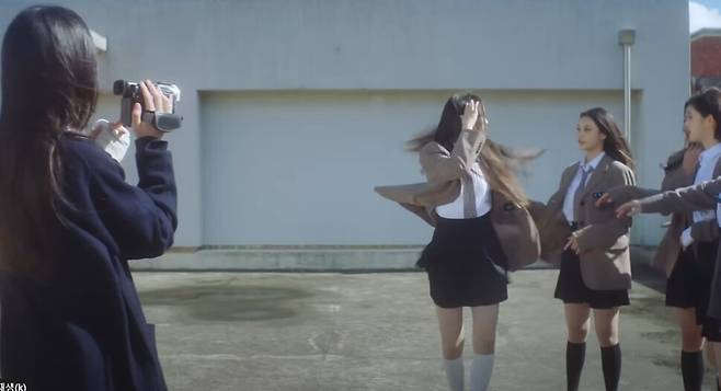 ‘디토’ 뮤직비디오 한 장면. 유튜브 갈무리