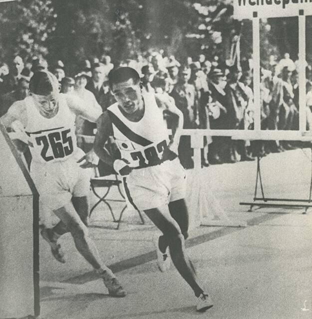 1936년 11회 베를린올림픽 마라톤 대회 당시 반환점을 도는 손기정 선수(오른쪽)와 어니스트 하퍼. 손기정 기념관 누리집 갈무리