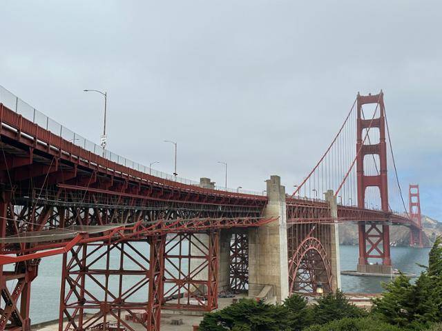 지난달 29일 미국 캘리포니아주 샌프란시스코의 명소 금문교. 다리 아래쪽에 자살 방지를 위한 그물이 수평으로 설치돼 있다. 샌프란시스코=이서희 특파원