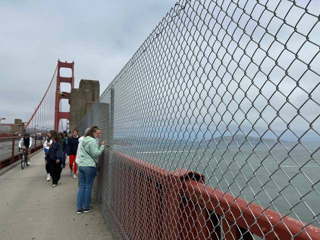 독일에서 왔다는 관광객이 지난달 29일 미국 캘리포니아주 샌프란시스코 금문교 위에서 해협을 바라보고 있다. 그는 기자가 "아래쪽에 자살 방지를 위한 그물이 있다"고 말하자, "전혀 몰랐다"며 "생명을 지키는 것은 아름다움을 유지하는 것보다 중요한 일"이라고 그물 설치를 긍정 평가했다. 샌프란시스코=이서희 특파원