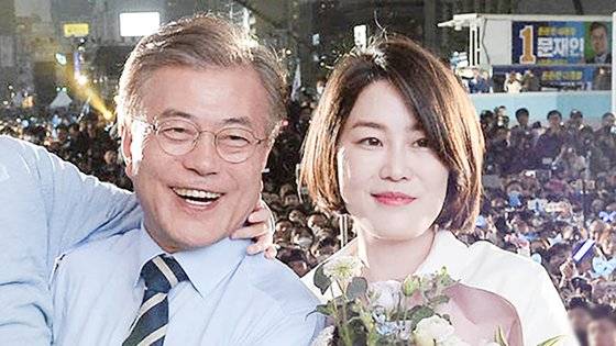 2017년 5월 19대 대통령 선거 마지막 유세 직후 딸 문다혜씨와 기념촬영을 하는 당시 문재인 더불어민주당 대선후보. 뉴시스