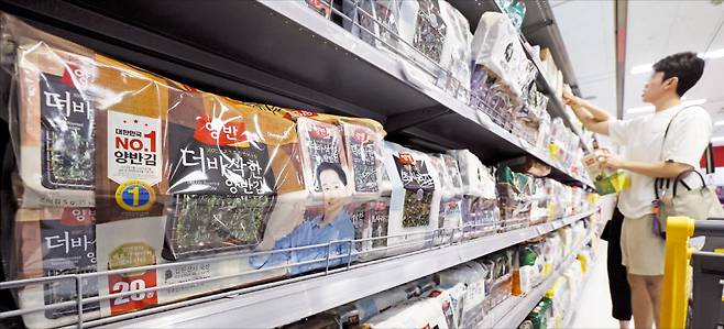 < ‘김 하나 사기도 부담스럽네…’ > 국내 김값이 크게 오른 가운데 2일 서울 시내 한 대형마트 진열대에서 소비자가 김을 고르고 있다. 지난달 30일 기준 마른김 소매가격은 10장당 1354원으로 전년(1023원) 대비 32.4% 올랐다. 이솔 기자