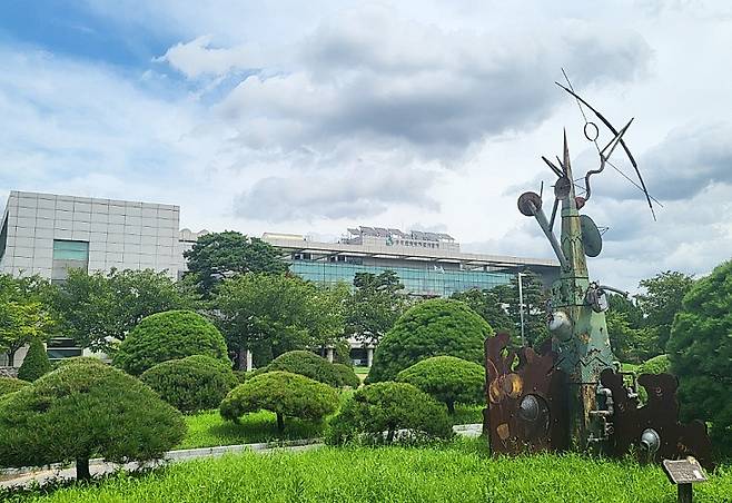 이환 작가의 예술작품 조형물 '리우21'이 수도권매립지관리공사 청사 앞 녹지공간에 설치돼 있다. Ⓒ구자익 기자