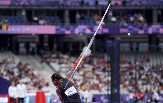 3일(한국시간) 프랑스 파리의 스타드 프랑스에서 열린 2024 파리 패럴림픽 창던지기 남자 스포츠등급 F64 결선에 출전한 바누아투 대표 카후 켄. 사진 대한장애인체육회