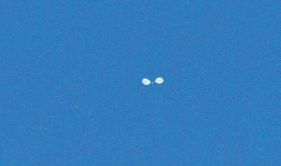 지난 7월24일 서울 용산 상공에서 북에서 날려보낸 것으로 추정되는 쓰레기풍선이 날아가고 있다. 대통령실사진기자단