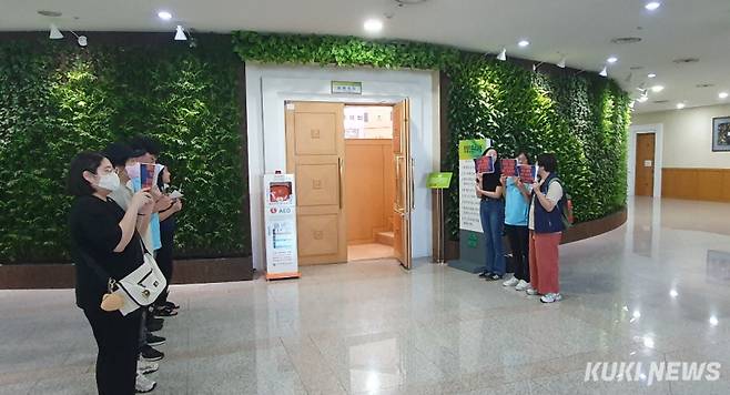 4일 대전시의회 임시회가 열리는 본회의장 입구에서 대전 시민단체 회원들이 피켓시위를 하고 있다. 사진=이익훈 기자