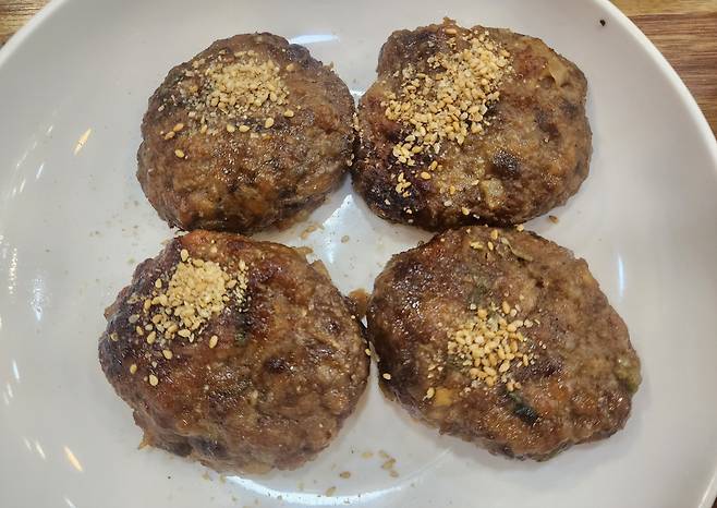 광주 송정에 가면 떡갈비골목이 요즘 인기를 끌고 있다. 울주, 담양과는 달리 대형 동그랑땡 쿠키형이다.