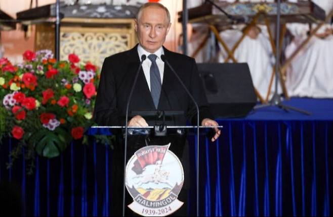 3일(현지시간) 몽골을 방문한 블라디미르 푸틴 러시아 대통령이 1939년 소련(현 러시아)와 몽골 군대가 연합해 일본군에 맞서 싸운 할힌골(일본명 노몬한) 전투 승전 85주년을 기념하는 연설을 하고 있다. 러시아 대통령실 제공