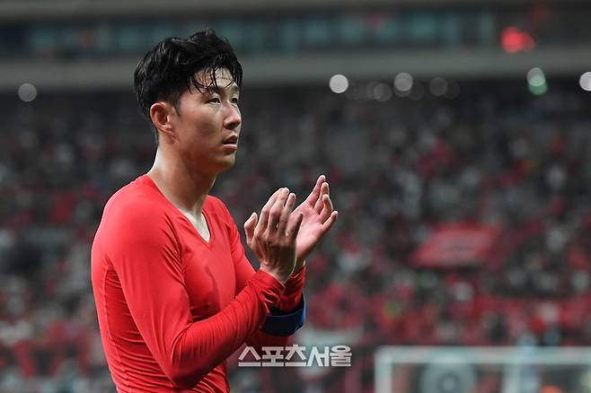 대한민국 축구대표팀의 손흥민이 5일 서울월드컵경기장에서 열린 2026 북중미 월드컵 아시아지역 3차 예선 팔레스타인과 경기에서 0-0 무승부를 기록한 뒤 그라운드를 돌며 관중들에게 인사를 하고 있다. 2024. 9. 5. 상암 | 박진업 기자 upandup@sportsseoul.com