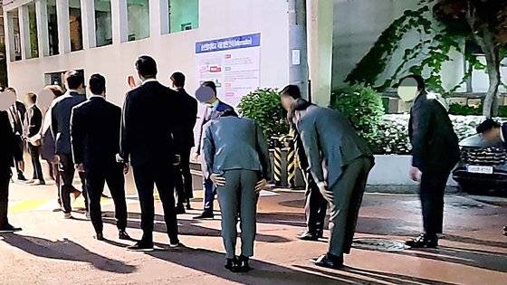 조직폭력배 일당으로 보이는 남성들이 지난달 초 서울 용산구의 한 대학병원 장례식장 앞에서 90도 인사를 하고 있다. 석경민 기자