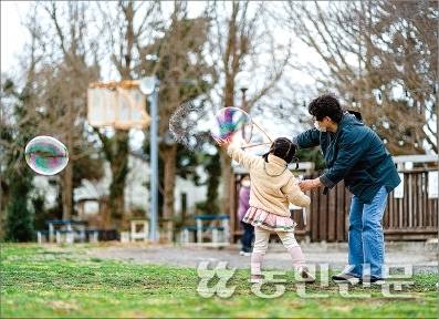 명월국민학교를 찾은 방문객이 비눗방울 놀이를 하고 있다.