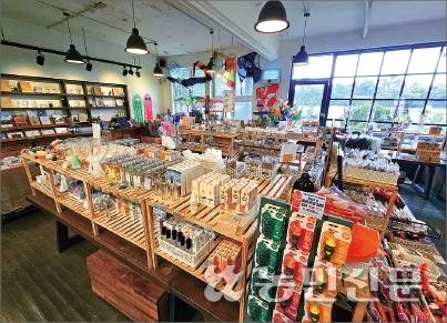 명월국민학교 안 소품 가게. 제주 기념품을 판매한다.