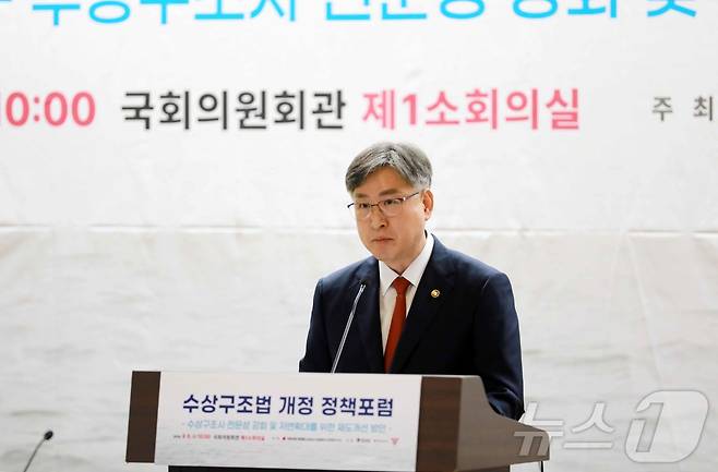 김종욱 해양경찰청장이 6일 국회의원회관 제1소회의실에서 열린 ‘수상구조사 전문성 강화 및 저변확대를 위한 제도개선 방안’ 개정 정책 포럼에 참석해 축사를 하고 있다. (해양경찰청 제공)2024.9.6/뉴스1 ⓒ News1 정진욱 기자