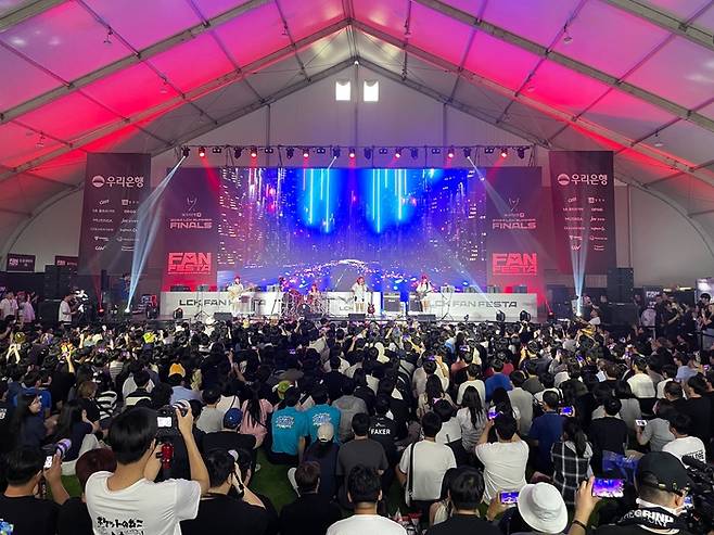 6일 경주에서 열린 LCK 서머 파이널 ‘팬 페스타’에서 QWER이 축하 공연을 하고 있다. 사진 | LCK