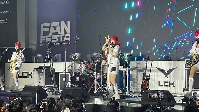 6일 경주에서 열린 LCK 서머 파이널 전야제 ‘팬 페스타’에서 QWER이 축하 공연을 하고 있다. 사진 | LCK