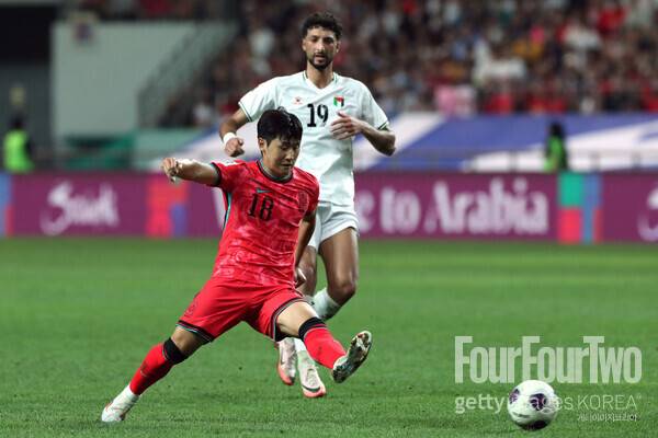 사진=게티이미지. 이강인은 경기장을 가득 메운 야유에 대해 "솔직히 대한민국을 대표하는 선수로서 많이 안타깝고, 아쉽다. 감독님의 첫 경기였는데 응원보다 야유로 시작해서 매우 안타깝게 생각한다. 선수들은 100% 감독을 믿고 따라야 한다. 감독이 충분히 좋은 축구를 할 수 있게 만들 것이라고 믿고 있다. 앞으로는 감독님과 함께 코칭 스태프와 함께 좋은 결과를 낼 수 있도록 노력하겠다. 축구 팬들은 많이 아쉽고 화가 나겠지만, 더 많은 응원과 관심을 보내길 바란다"라고 전했다.