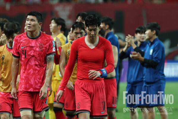 사진=게티이미지. 이강인은 경기장을 가득 메운 야유에 대해 "솔직히 대한민국을 대표하는 선수로서 많이 안타깝고, 아쉽다. 감독님의 첫 경기였는데 응원보다 야유로 시작해서 매우 안타깝게 생각한다. 선수들은 100% 감독을 믿고 따라야 한다. 감독이 충분히 좋은 축구를 할 수 있게 만들 것이라고 믿고 있다. 앞으로는 감독님과 함께 코칭 스태프와 함께 좋은 결과를 낼 수 있도록 노력하겠다. 축구 팬들은 많이 아쉽고 화가 나겠지만, 더 많은 응원과 관심을 보내길 바란다"라고 전했다.