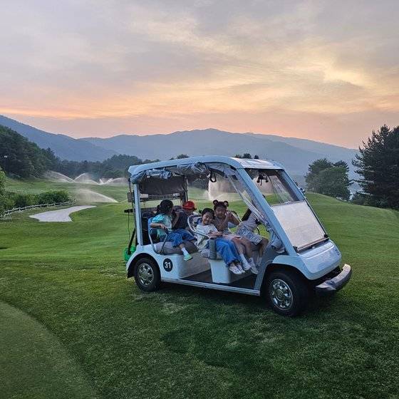 카트를 타고 너른 골프장(태기산CC)을 돌아본 뒤 퍼팅을 체험하는 카트투어 프로그램도 인기다. 사진 휘닉스호텔앤드리조트