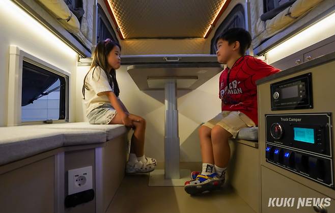 6일 고양시 킨텍스 제2전시장에서 열린 '2024 오토살롱위크'에서 아이들이 캠핑카에 앉아 즐거운 시간을 보내고 있다.
