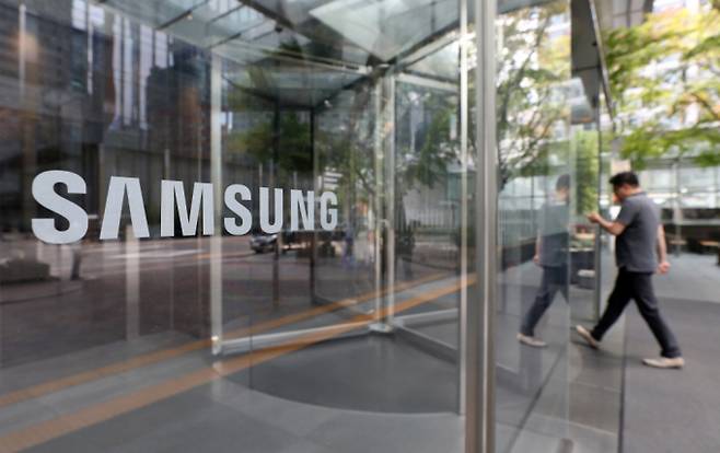 삼성전자가 6만전자를 터치했다. 사진은 지난달 31일 삼성전자 서초사옥에서 관계자들이 드나드는 모습. /사진=뉴스1