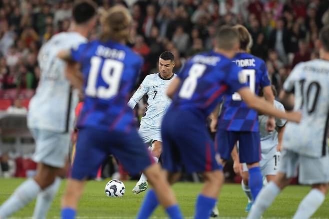 ▲ 포르투갈은 6일(한국시간) 포르투갈 리스본에서 열린 2024-25시즌 유럽축구연맹(UEFA) 네이션스리그 리그A 조별리그 A조 1차전에서 크로아티아를 2-1로 제압했다. 호날두가 131번째 A매치 골이자, 프로 무대 데뷔 이후 개인 통산 900번째 골을 기록했다. 호날두는 레알 마드리드에서 450골, 맨체스터 유나이티드에서 145골 등 현재 소속팀 알 나스르까지 지난 20여년 간 각 구단을 거치며 769골을 넣었다. 대표팀 골 기록은 더욱 화려하다. 벌써 20년 넘게 포르투갈의 공격을 책임지고 있는 호날두는 A매지 213경기에서 131골을 기록하고 있다. 역사상 A매치 최다골 주인공인 호날두는 자신의 기록을 계속 늘려가고 있다. ⓒ연합뉴스/AP