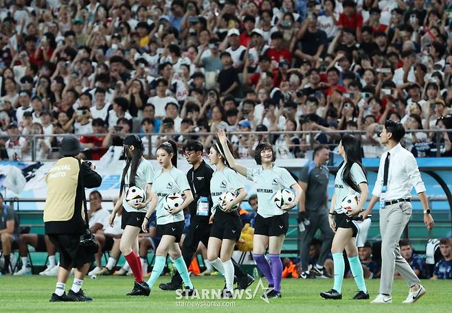 (서울=뉴스1) 허경 기자 = 걸그룹 뉴진스가 3일 서울 마포구 상암동 서울월드컵경기장에서 열린 쿠팡플레이 시리즈 잉글랜드 프리미어리그 토트넘 홋스퍼와 독일 분데스리가 바이에른 뮌헨의 경기에서 시축에 앞서 팬들에게 인사하고 있다. 2024.8.3/뉴스1 Copyright (C) 뉴스1. All rights reserved. 무단 전재 및 재배포, AI학습 이용 금지. /사진=(서울=뉴스1) 허경 기자