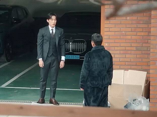 tvN 드라마 ‘손해보기 싫어서’에 출연하는 배우 이상이(왼쪽)와 BMW i7. (사진=유튜브 ‘tvN 드라마’ 채널 캡쳐)