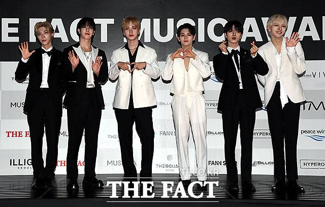 <더팩트>가 주최하고 팬앤스타와 필링바이브(FEELINGVIVE)가 주관하는 '2024 더팩트 뮤직 어워즈(2024 THE FACT MUSIC AWARDS, TMA)'가 7일 오후 일본 오사카 '교세라 돔 오사카'에서 열린 가운데 그룹 엔싸인(n.SSign)의 로빈, 카즈타, 한준, 성윤, 희원, 로렌스(왼쪽부터)가 레드카펫을 밟고 있다. /교세라 돔 오사카=이효균 기자