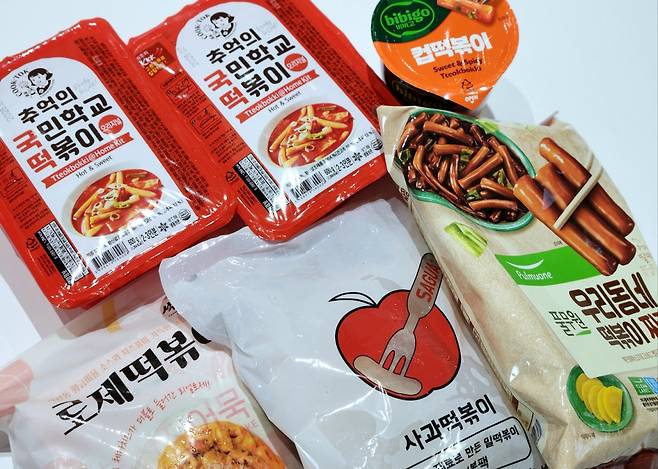 Clockwise from top left: Cook-tok Tteokbokki, Bibigo Cup Tteokbokki, Pulmuone Woori Dongnae Tteokbokki, Sagua Tteokbokki and Seokgwan-dong Rose Tteokbokki (The Korea Herald)