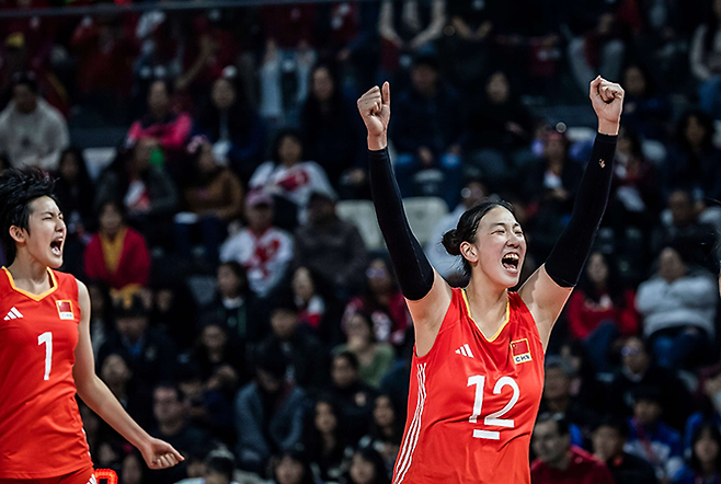 양수밍(12번)은 중국 주장 겸 메인 공격수를 맡아 제1회 17세 이하 세계여자선수권대회 MVP에 선정됐다. 7번은 이번 대회 최우수 세터 장쯔쉬안. 사진=국제배구연맹