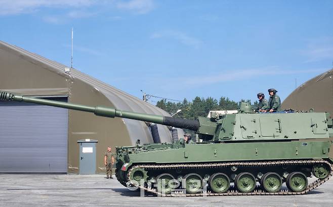 지난 5일(현지시각) 폴란드 육군 제18포병여단 소속 K9 자주포가 격납고를 나와 기동하고 있다. (사진=김관용 기자)