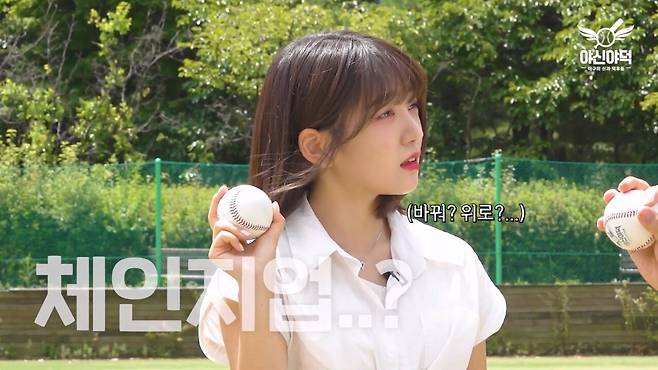 진짜 역대급으로 간지나게 던지네요ㄷㄷ.mp4_20240908_121302.188.jpg 한화이글스 박소영 치어리더