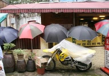 비오는 날 점심시간 식당 앞에 펼쳐져 있는 손님들의 우산. 기사와 직접 관련 없음. 중앙포토